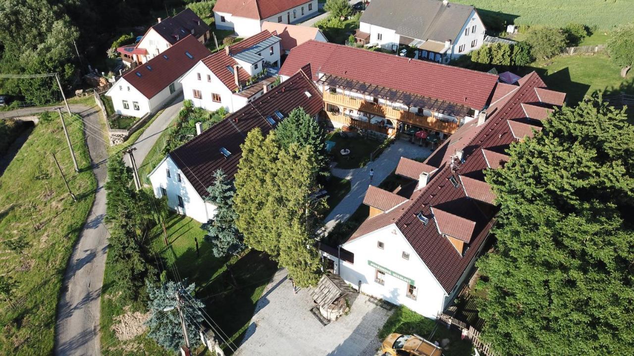 Hotel Soukromá rezidence Pohádková usedlost Lovětín Esterno foto